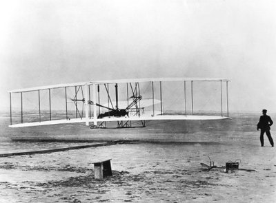Wilbur og Orville Wright og den første motordrevne flyvning, North Carolina, 17. december 1903 af Unbekannt