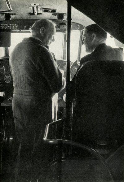 Winston Churchill taler med kaptajn Shakespeare på flyvebåden Berwick, c1939-c1944 1946. af Unbekannt