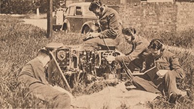 Trådløs operatør inde i den nyeste type træningsmaskine, 1940 af Unbekannt