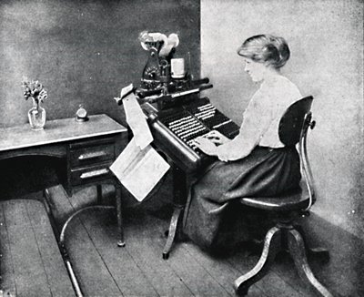 Kvindelig operatør på monotype-tastatur, 1917 af Unbekannt