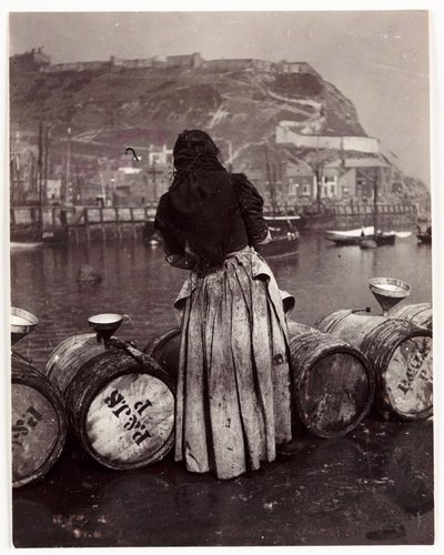 Kvinde og tønder, Whitby Harbour, c 1905 af Unbekannt