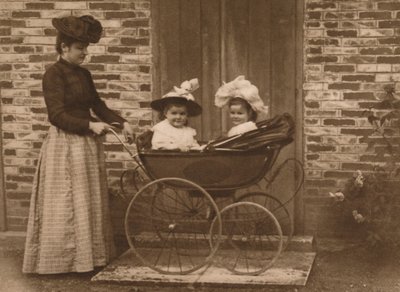 Kvinde og børn i klapvogn, 1937 af Unbekannt