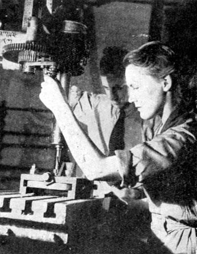 Kvindelig våbenarbejder, Anden Verdenskrig, 1940 af Unbekannt