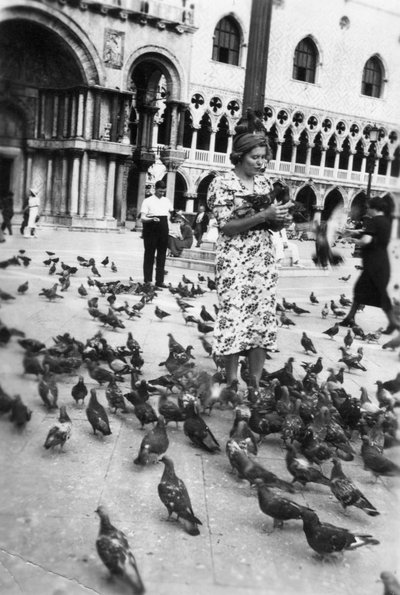 Kvinde omgivet af duer, Markuspladsen, Venedig, Italien, 1938 af Unbekannt