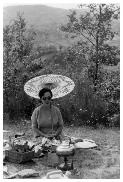 Kvinde under en parasol holder picnic, c1950-1969 af Unbekannt