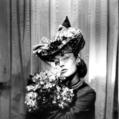 Kvinde iført hat med slør, holder en buket blomster, Paris, 1943 af Unbekannt