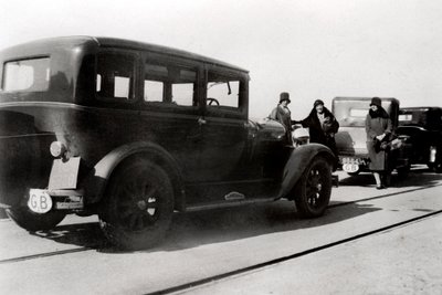 Kvinder og parkerede biler, 1930 af Unbekannt