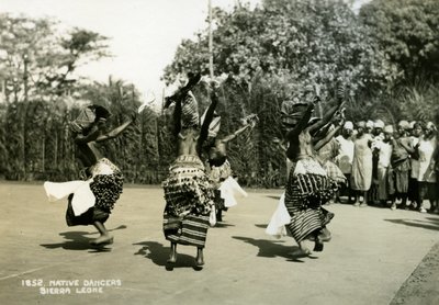 Kvindelige dansere, der optræder, Sierra Leone, det 20. århundrede af Unbekannt