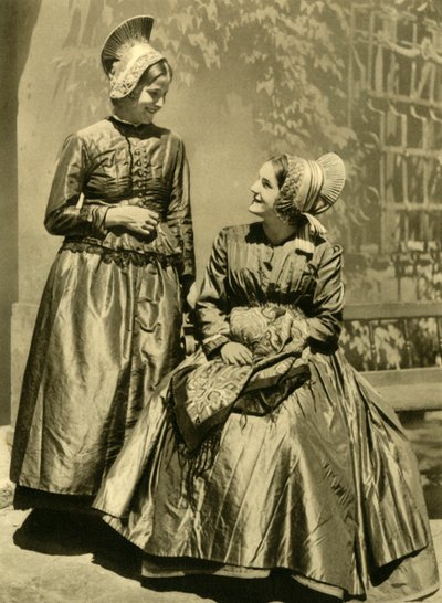 Kvinder i traditionelle dragter, Niederösterreich, c1935. af Unbekannt
