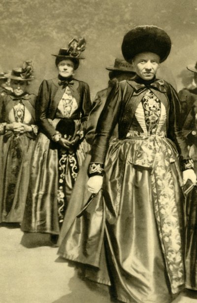 Kvinder i traditionel dragt, Schruns, Vorarlberg, Østrig, c1935. af Unbekannt