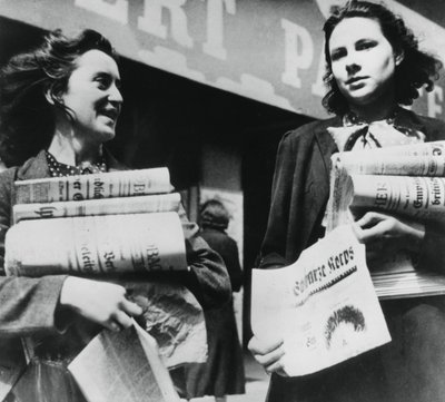 Kvinder, der sælger tyske aviser, tysk-besatte Paris, 19. juli 1940 af Unbekannt
