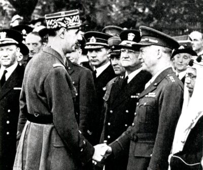 Anden verdenskrig: De Gaulle hilser på Eisenhower, 1944 af Unbekannt