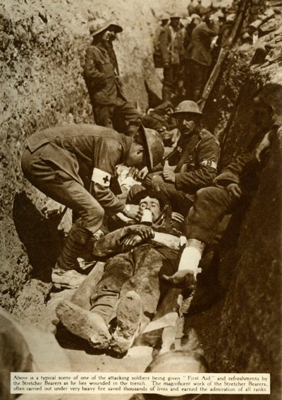 Såret soldat bliver behandlet i skyttegravene, Slaget ved Somme, Første Verdenskrig, 1916, 1935. af Unbekannt