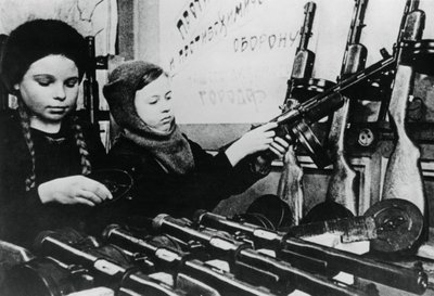 Unge piger samler maskingeværer på en russisk fabrik, 1943 af Unbekannt
