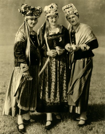 Unge kvinder i traditionel kostume, Steiermark, Østrig, c1935. af Unbekannt