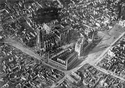 Ypres efter tysk bombardement, Første Verdenskrig, 1914-1918, c1920 af Unbekannt