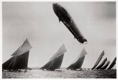 Zeppelin LZ11 Viktoria Luise under flugten under Kiel Regattaen, Tyskland, 1912 1933 af Unbekannt
