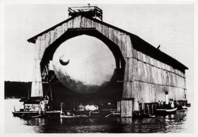 Zeppelin LZ1 i en flydende bøjle i Manzell, Friedrichshafen, Tyskland, 1900, 1933 af Unbekannt