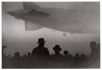 Zeppelin LZ 126 stigende i tåge, c1924-1933 1933 af Unbekannt