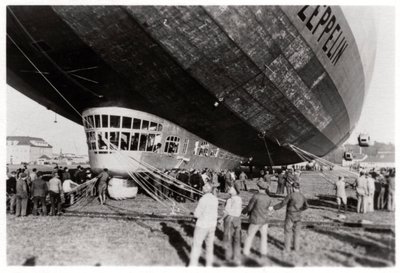 Zeppelin LZ 127 Graf Zeppelin efter landing, 1933 af Unbekannt