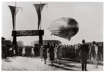 Zeppelin LZ 127 Graf Zeppelin lander ved Friedrichshafen, Tyskland, 1933 af Unbekannt