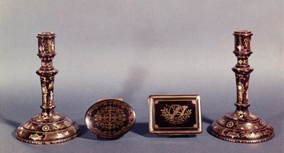Et par Louis XVI lysestager indlagt med guld og perlemor med to engelske 1700-tals pique point æsker af Unbekannt Unbekannt