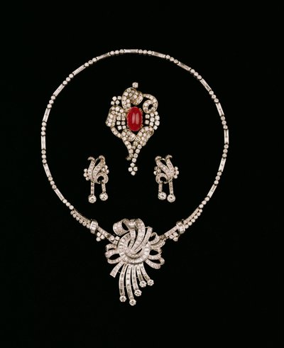 Art Deco diamantsmykker: baguette diamantbrochevedhæng, cabochon rubin og diamantrullebroche, diamantvedhængsøreringe af Unbekannt Unbekannt