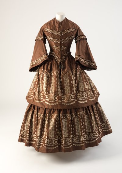 Brun og cremefarvet silkekjole med flæser vævet à disposition, 1850