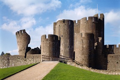 Caerphilly Castle, udvendig udsigt viser broen og det skæve tårn, engelsk skole, (1200-tallet), færdiggjort 1277, Glamorgan, Wales af Unbekannt Unbekannt