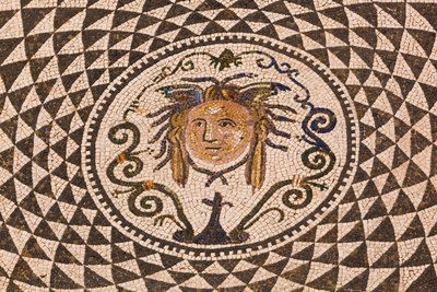 Carmona, Sevilla-provinsen, Spanien. Romersk mosaik af Medusa i rådhuset. af Unbekannt Unbekannt