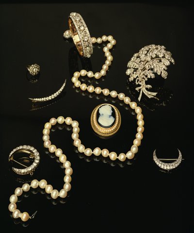 Fire victorianske diamantbrocher; udskåret oval cameo; kulturperlestreng af Unbekannt Unbekannt