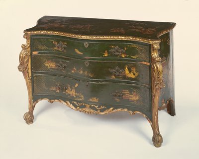 Grønlakeret og pakkeforgyldt serpentinkommode i stil med Thomas Chippendale af Unbekannt Unbekannt