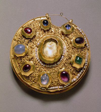 Kolt medaljon, guld prydet med perler og juveler, cloisonne, emalje, filigran og granulering dekoration, Ryazan, 1100-tallet af Unbekannt Unbekannt