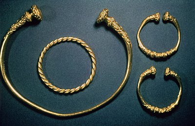 Halskæde og armbånd fra Waldalgesheim, midten af 4. århundrede (guld) af Unbekannt Unbekannt