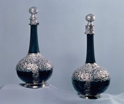 Par vinflasker monteret i sølv, 1689 af Unbekannt Unbekannt