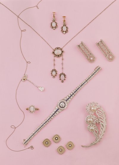 Udvalg af edvardianske og art deco-smykker: opal øreringe og vedhæng; diamant neglige vedhæng; struds fane broche; diamant og onyx manchetknapper og nitter af Unbekannt Unbekannt