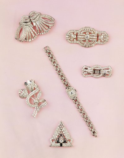 Udvalg af diamantsmykker: baguette og marquise-formet diamantspraybroche; Art Deco diamant klip; panel diamant broche; dameur med aflangt urkasse af Unbekannt Unbekannt