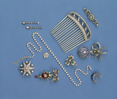 Udvalg af diamantsmykker: hårkam; gradueret collet halskæde; safir halvmåne broche; emalje karbunkel vedhæng; fob ur; stjerne broche af Unbekannt Unbekannt