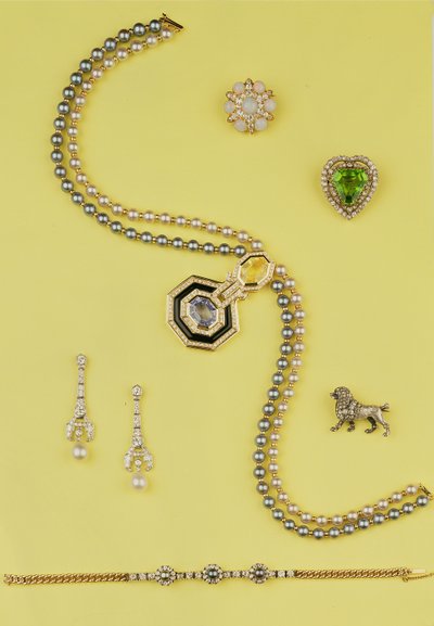 Udvalg af smykker: Art Deco-stil kulturperlehalskæde med gule og blå safirer; diamant- og perlevedhængsøreringe; opal og rose diamant klynge stjerne broche; rosen diamant puddel broche af Unbekannt Unbekannt