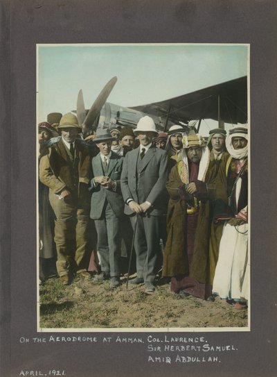 T.E. Lawrence, Sir Herbert Samuel og Amir Abdullah på Amman flyveplads, Jordan, 1921 (håndfarvet tryk) af Unbekannt Unbekannt