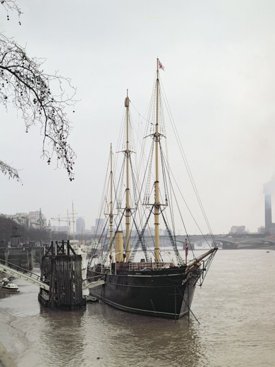 Udsigt over Themsen med RRS Discovery, sejlet af Scott til Antarktis i 1901-04 af Unbekannt Unbekannt