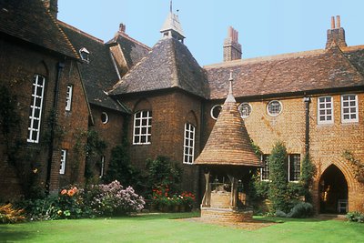 Udsigt over det ydre af The Red House, Bexleyheath, designet af William Morris (1834-96) med Philip Webb som arkitekt, færdiggjort 1859 af Unbekannt Unbekannt