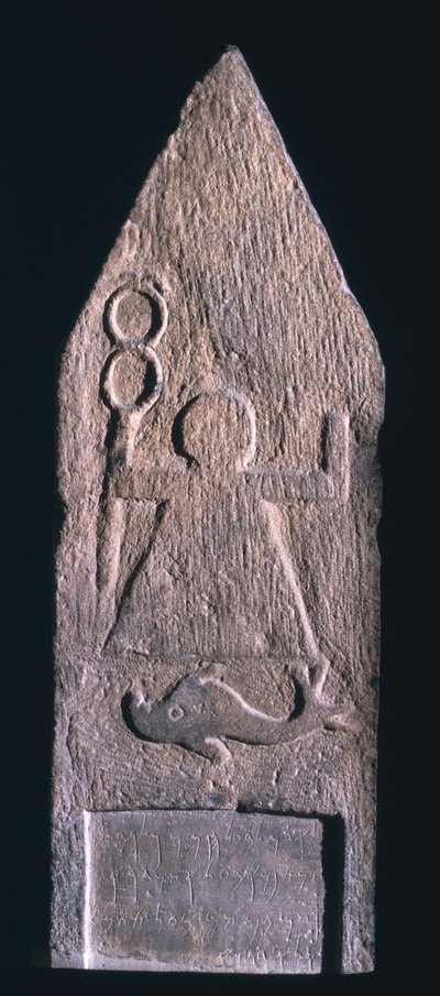 00357 Votivstele forestillende Tanit, gudinde af Karthago, der holder en caduceus med en delfin og en inskription nedenfor, fønikisk, fra Tophet El-Horfa, Algeriet, 2.-1. århundrede f.Kr. (kalksten) af Unbekannt