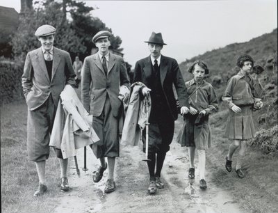 10. hertug med sine fire børn, Billy, Andrew, Anne og Elizabeth i Bolton Abbey, ca. 1938 (s/h-foto) af William M. Timlin