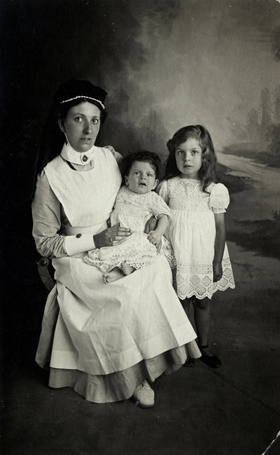 En "sygeplejerske" poserer med børn i 1920