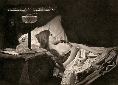 En ung kvinde sover på broderede lagner i en seng. af Unbekannter Künstler