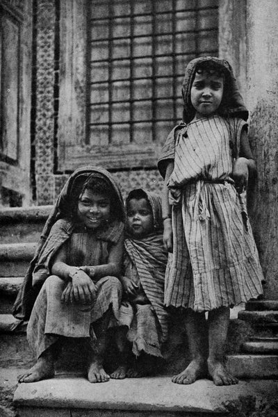 Afrika. Begyndergade-arabere uden for en moské i Tunis. 1920 af Unbekannt
