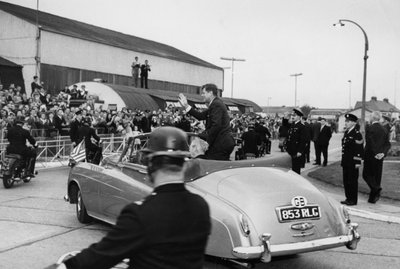 Efter at have inspiceret en Naval Guard of Honor i Londons lufthavn, kører præsident Kennedy og hr. Macmillan af sted i en åben bil. af Unbekannt