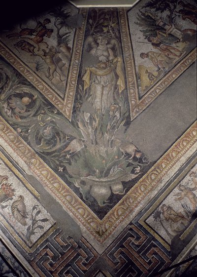 Allegorisk figur af efteråret, detalje af en mosaikbelægning, der skildrer årstiderne og jagtscenerne, fra den konstantinske villa i Daphne, Romersk, ca. 325-330 e.Kr. (marmor, kalksten og glasmosaik) af Unbekannt