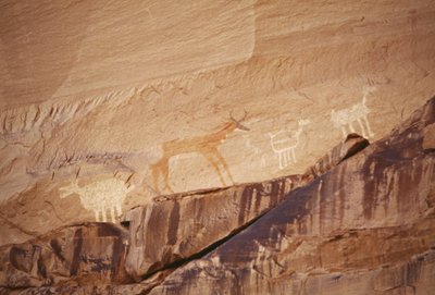 Dyrefigurer, klippemalerier af Navajo-kunstnere, Canyon de Chelly National Monument, Navajo Indian Reservation, Arizona, USA af Benjamin Baud